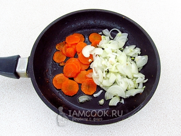 Положить на сковороду лук и морковь