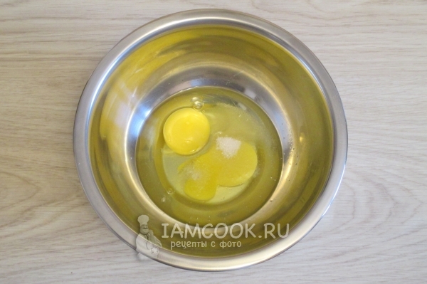 Яйца с сахаром и солью