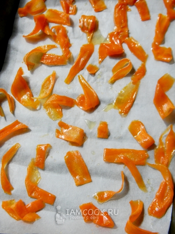 Положить морковь на противень