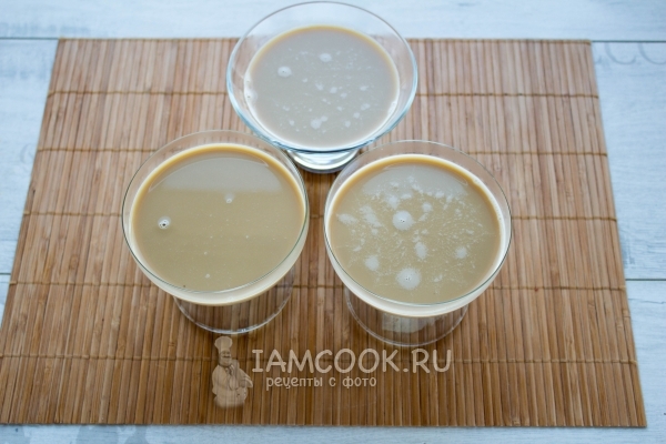 Разлить кофейную смесь по пиалкам