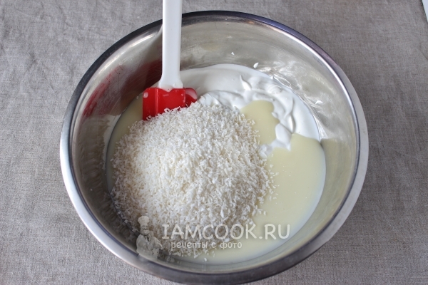 Смешать сгущенку, сметану и кокосовую стружку
