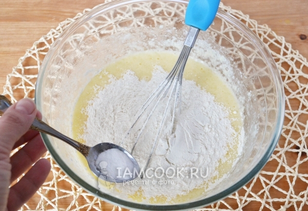 Всыпать муку