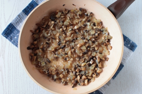 Обжарка грибов с луком