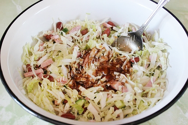 Фасолевый салат с китайской капустой и ветчиной