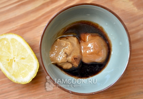 Выжать сок лимона