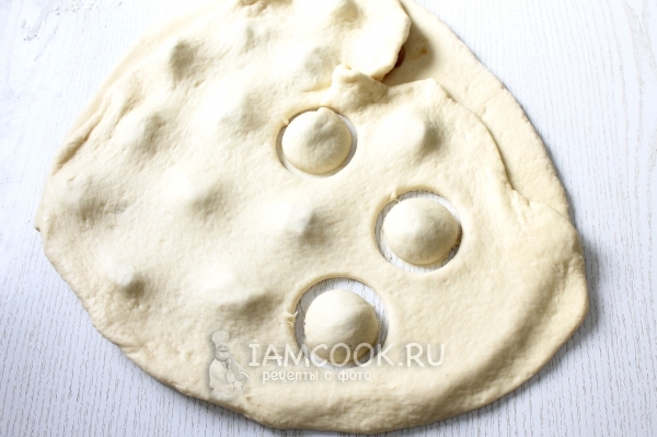 Накрыть тестом и вырезать круги