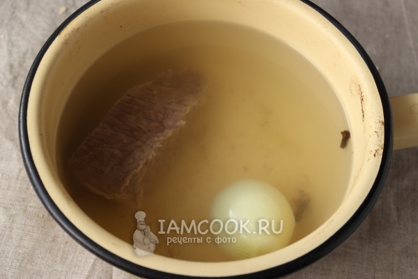 Положить мясо и лук в воду