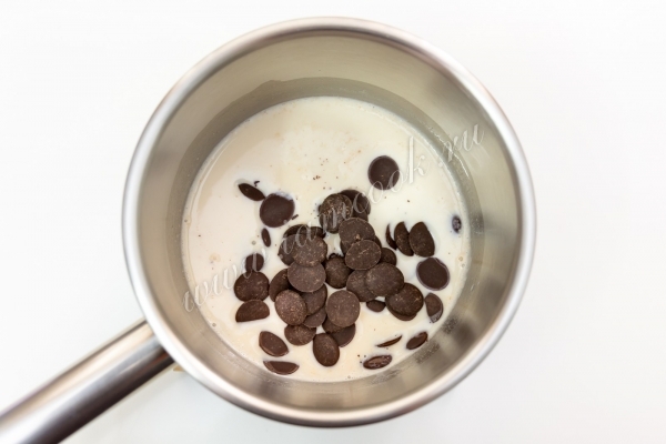 Молоко с сахаром и шоколадом