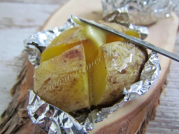 Готовый запеченный картофель