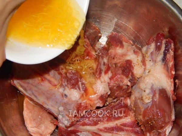 Залить мясо маринадом