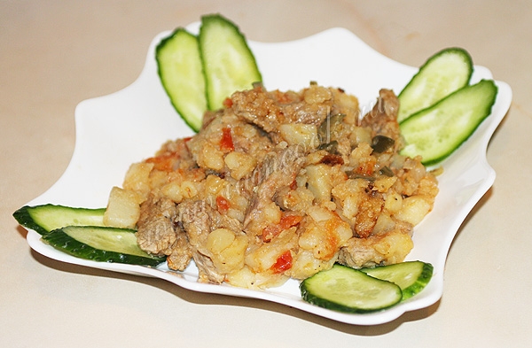 Азу из говядины с картофелем и соленым огурцом