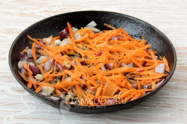 Положить морковь