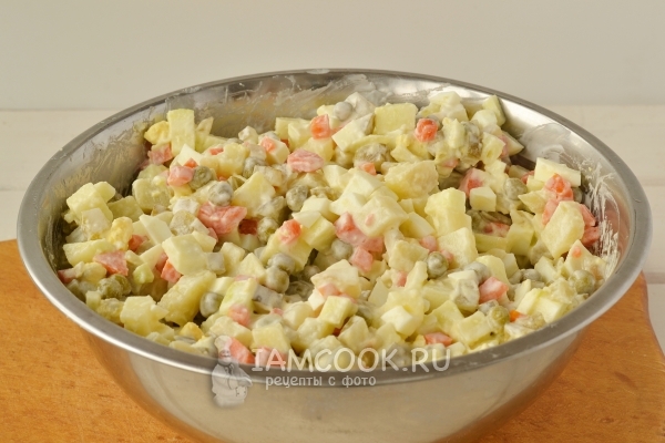 Заправить салат сметаной