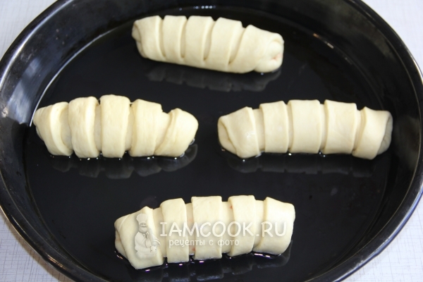 Переложить пирожки на противень