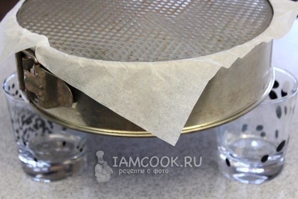 Остудить бисквит на стаканах