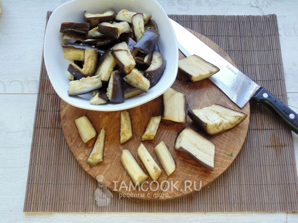 Разрезать баклажан на мелкие кусочки