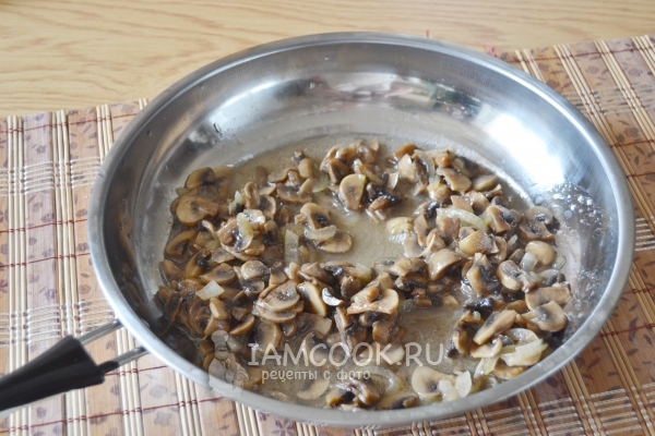 Пожарить грибы с луком