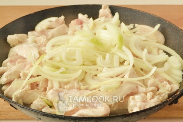 Обжарка курицы с луком