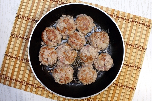 Обжарка тефтелей на сковороде