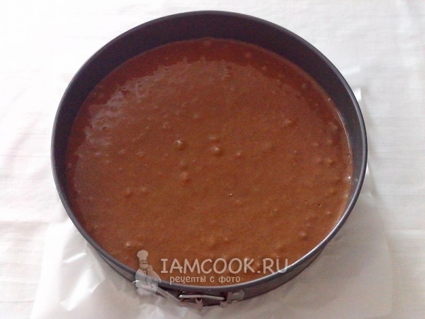 Вылить тесто в форму