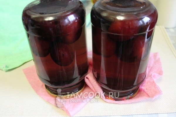 Готовый сливовый компот с косточками на зиму