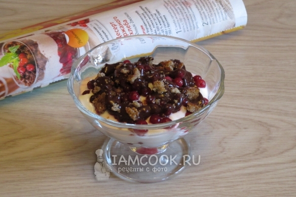 Положить ягоды хлеб и ганаш