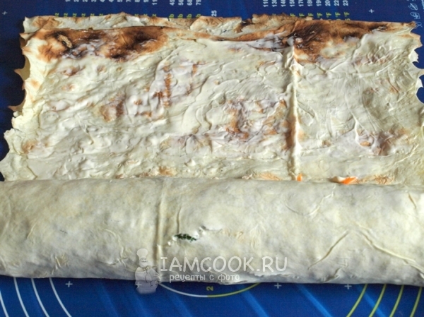 Свернуть рулет из лаваша с курицей, морковью и сыром