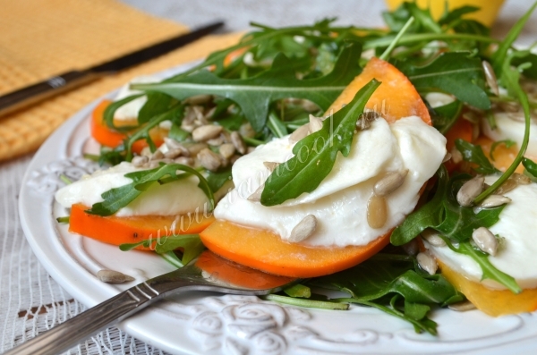 Салат из хурмы с моцареллой