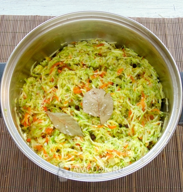 Обжарить кабачки с луком, морковью и специями