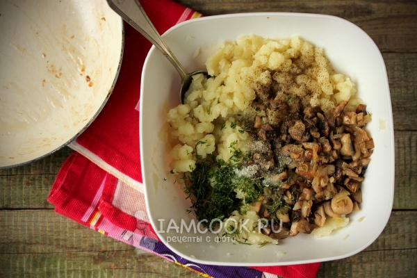 Смешать картофель, грибы с луком и зелень