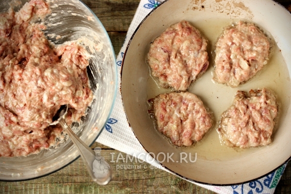 Пожарить котлеты