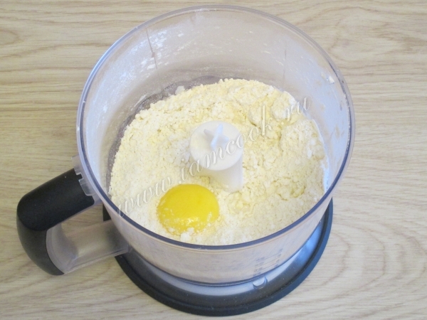 Добавить яичный желток