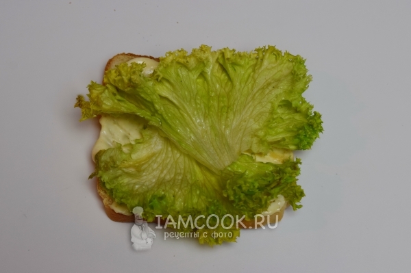 Положить лист салата