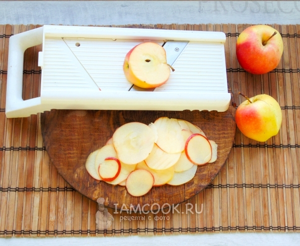 Натереть на терке яблоки