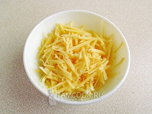 Натереть на терке сыр