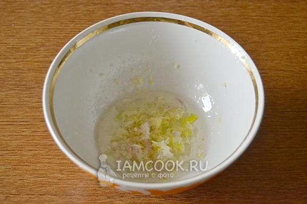 Соединить масло и чеснок