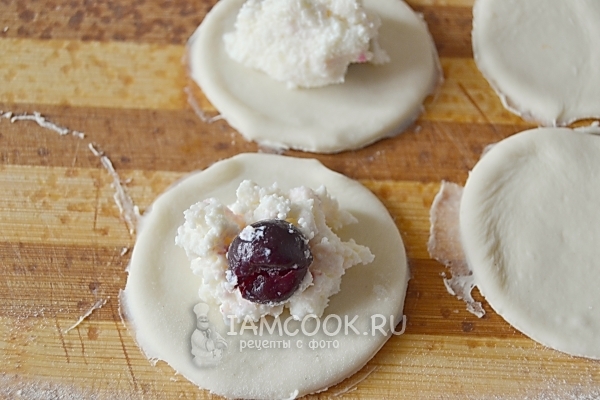 Положить на тесто начинку