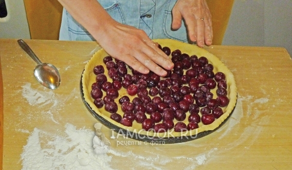 Выложить на тесто вишню