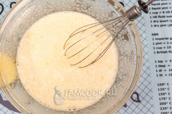 Взбить яйца с сахаром