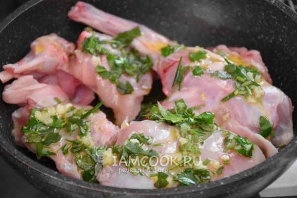 Полить кролика маринадом