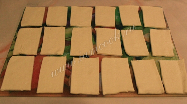 Тесто слоеное, разрезанное на порции