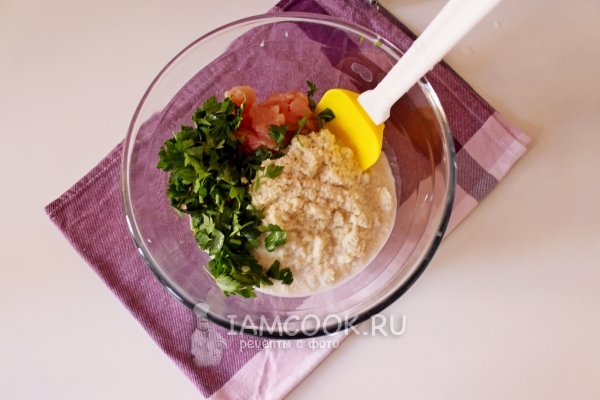 Соединить хлеб, мясо и зелень