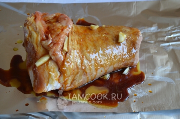 Полить соевым соусом