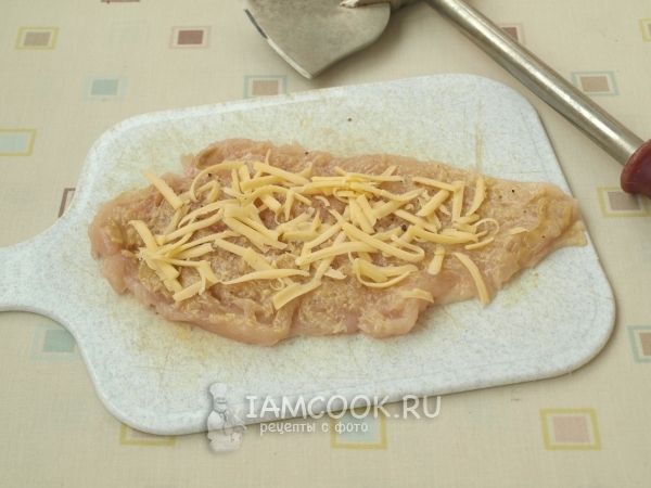 Выложить на грудку сыр и специи