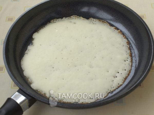 Выложить тесто на сковороду