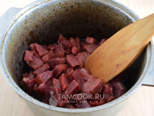 Нарезать мясо кусочками