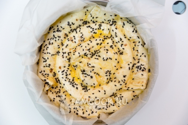 Посыпать рулет из лаваша кунжутом