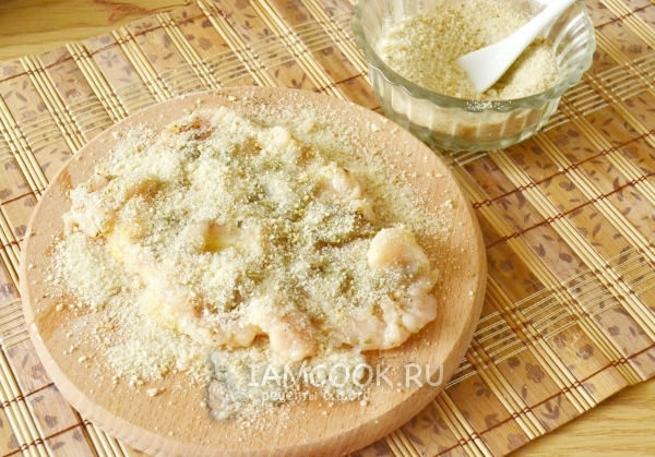 Обвалять в сухарях