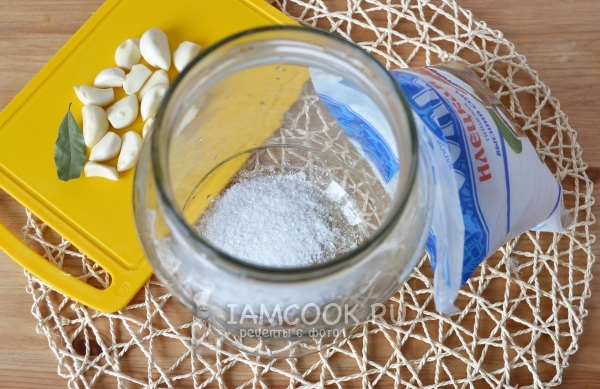 Всыпать в банку соль