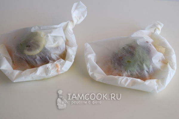 Завернуть овощи и рыбу в пергамент